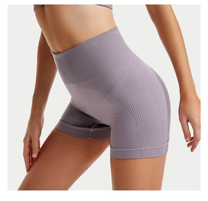Dettaglio degli shorts fitness senza cuciture lilla a vita alta con effetto push-up