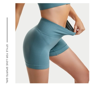 Dettaglio dei pantaloncini ciclista a vita alta senza cuciture con trama traspirante