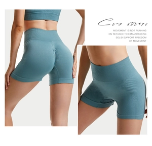Dettaglio degli shorts da yoga a vita alta senza cuciture con effetto push-up blu