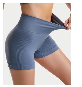 Dettaglio macro degli shorts da yoga blu nebbia senza cuciture a vita alta con coste