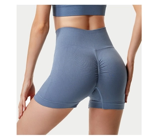 Dettaglio degli shorts yoga blu nebbia senza cuciture a vita alta con effetto push-up
