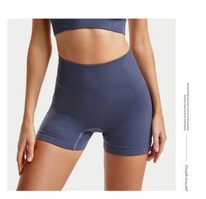 Dettaglio ravvicinato degli shorts da yoga senza cuciture blu-grigio scuro a vita alta