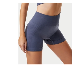 Dettaglio dei pantaloncini da yoga a vita alta senza cuciture con trama a coste sottili