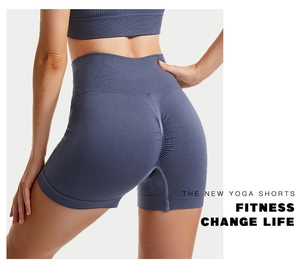 Dettaglio degli shorts da yoga a vita alta con cucitura push-up e trama in maglia senza cuciture