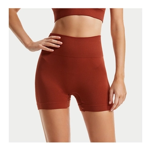 Dettaglio della vita alta a costine sui pantaloncini da yoga senza cuciture caramel