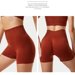 Dettaglio del design a vita alta senza cuciture e dell'effetto push-up degli shorts