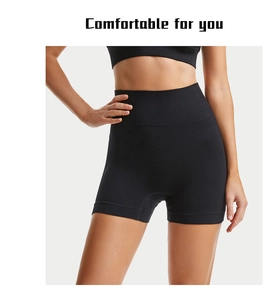 Dettaglio dei pantaloncini da yoga neri a vita alta senza cuciture con trama a costine verticali