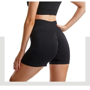Dettaglio dei pantaloncini biker senza cuciture a vita alta con effetto push-up e coste