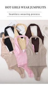 Flachbild von gerippten Halterneck-Bodysuits in Schwarz und Beige mit Wabenstruktur-Detail