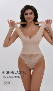 Detail des hautfarbenen elastischen Bodysuits mit atmungsaktivem Mesh und weichem Stoff