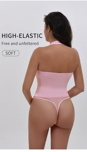 Detail des rosa hochelastischen Halter-Bodys mit atmungsaktivem Wabennetz an der Taille