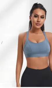 Détail du soutien-gorge de sport bleu avec boucle arrière améliorée et dos croisé en X