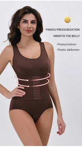 Detail eines nahtlosen Bodys mit U-Ausschnitt und dreireihigen Bauch-Kompressionshaken