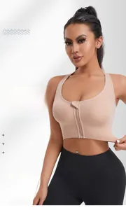 Détail du soutien-gorge de sport avec fermeture éclair avant et tissu respirant
