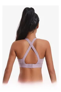 Détail du soutien-gorge de sport à impact élevé avec dos croisé en X et fermeture réglable au bas