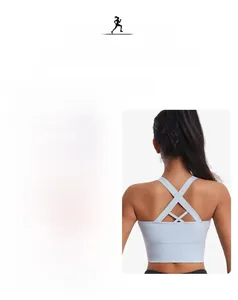 Détail d'un soutien-gorge de sport bleu clair à fermeture éclair et texture côtelée