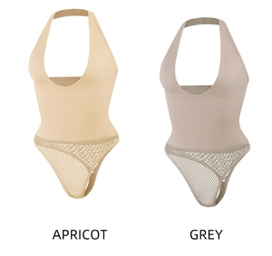 Detail von geripptem Strick-Body mit Neckholder und Mesh in Aprikose und Grau