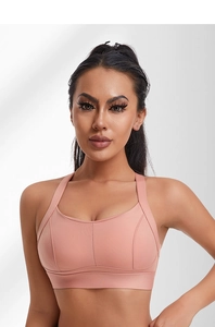 Gros plan frontal du soutien-gorge de sport rose à maintien élevé et encolure en U