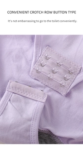 Detail eines lila Yoga-Bodys mit dreireihigem Haken- und Ösenverschluss im Schritt