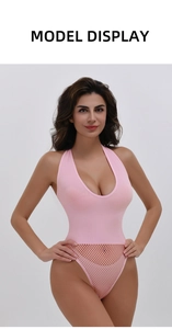 Detailansicht des rosa Neckholder-Bodys mit Netzstruktur und tiefem V-Ausschnitt