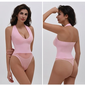 Detail eines rosa Neckholder-Bodys mit Rippstruktur und Netzstoff-Einsätzen