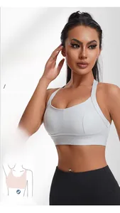 Détail de la brassière de sport blanche à ourlet allongé et leggings de yoga noirs