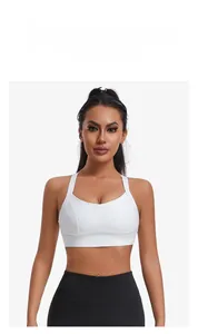 Détail du soutien-gorge de sport blanc avec col en U et larges bretelles de yoga