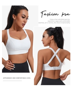 Détail du soutien-gorge de sport blanc avec agrafes réglables et bretelles croisées