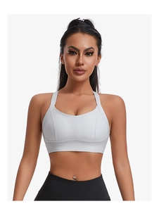 Détail frontal du soutien-gorge de sport gris clair avec coutures galbantes et maintien