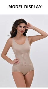 Detail des beigen Kompressions-Bodysuits mit dreireihigem Hakenverschluss zur Bauchkontrolle