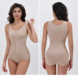 Nahaufnahme der vorderen Hakenverschlussleiste und Bauchweg-Funktion am beigen Body Shaper