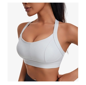 Vue latérale d'un soutien-gorge de sport gris clair à maintien élevé avec dos croisé