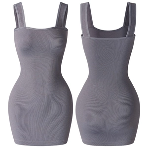 Graues geripptes Mini-Kleid mit Karree-Ausschnitt und breiten Trägern in Vorder- und Rückansicht