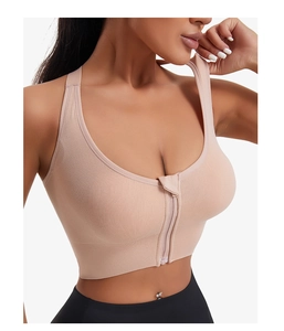 Détail d'un soutien-gorge de sport pour femme avec fermeture éclair et large bord