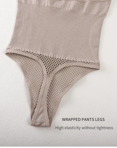 Detail eines nahtlosen khakifarbenen Bodys mit gerippter Taille und atmungsaktivem Netzgewebe