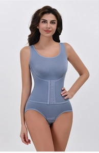 Detail der dreireihigen Hakenverschlüsse an einem grauen nahtlosen Shapewear-Body