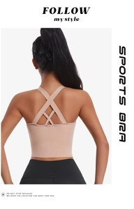 Détail du soutien-gorge de sport nude avec fines bretelles croisées et bande côtelée