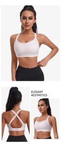 Détail du soutien-gorge de sport rose avec sangles croisées réglables et boucles de dos