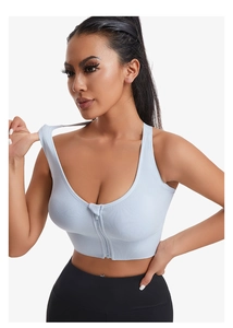 Détail du soutien-gorge de sport bleu clair côtelé avec fermeture éclair et bretelles