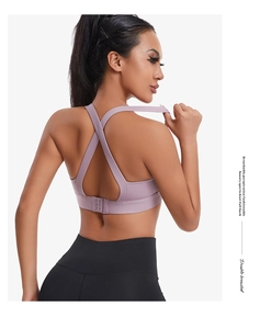 Détail du soutien-gorge de sport avec dos croisé élastique et fermeture à double agrafe