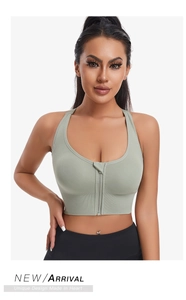 Détail de la brassière de sport à maintien élevé avec fermeture éclair et texture