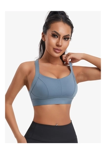 Détail d'un soutien-gorge de sport bleu à fort impact avec larges bretelles mates