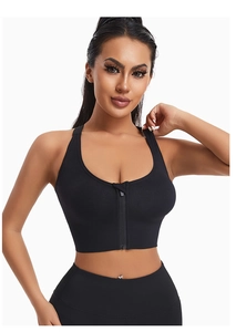 Gros plan sur la fermeture éclair et la texture côtelée de la brassière de sport noire