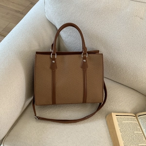 Sac à Main en Cuir PU Tissé Rétro pour Femmes Sac Bandoulière Grande Capacité Avec Charme de Pompon Sac de Navettage Street Style
