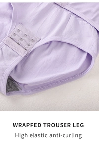 Detail eines fliederfarbenen Bodysuits mit dreireihiger Schnalle und Anti-Roll-Beinabschluss