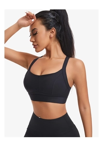 Gros plan sur le soutien-gorge de sport noir à dos nageur avec bretelles larges en élasthanne