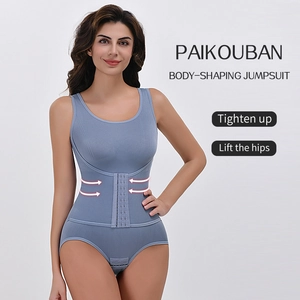 Nahtloser figurformender Body in Morandi-Blau mit breiten Trägern und Bauch-weg-Haken