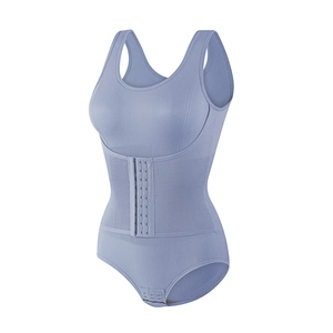 Nahtloser hellblauer Shaping-Body mit breiten Trägern und verstellbaren Haken