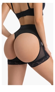 Dettaglio degli shorts modellanti a vita alta con pizzo e tagli per sollevamento glutei