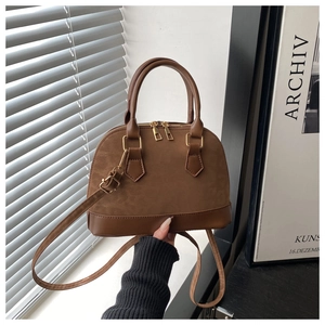 Détails du panneau léopard sur un sac marron avec des fermetures éclair dorées chic